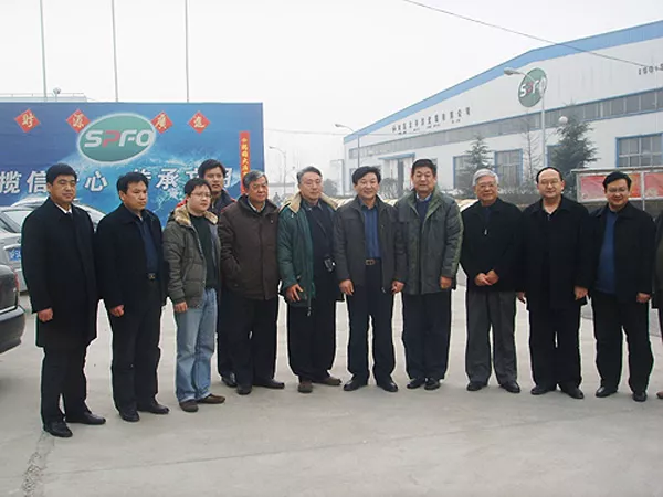 Communication experts Yu Bin and his team came to the factory for guidance