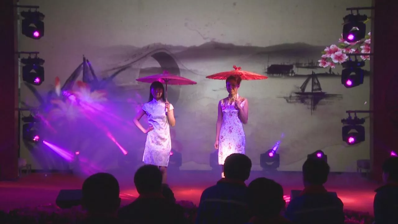 Model showcases "Chinese Costume"
