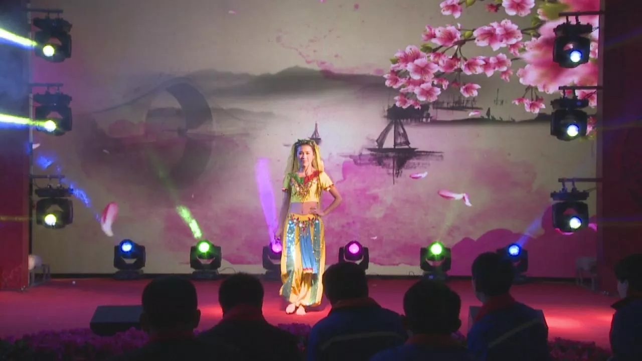 Model showcases "Chinese Costume"