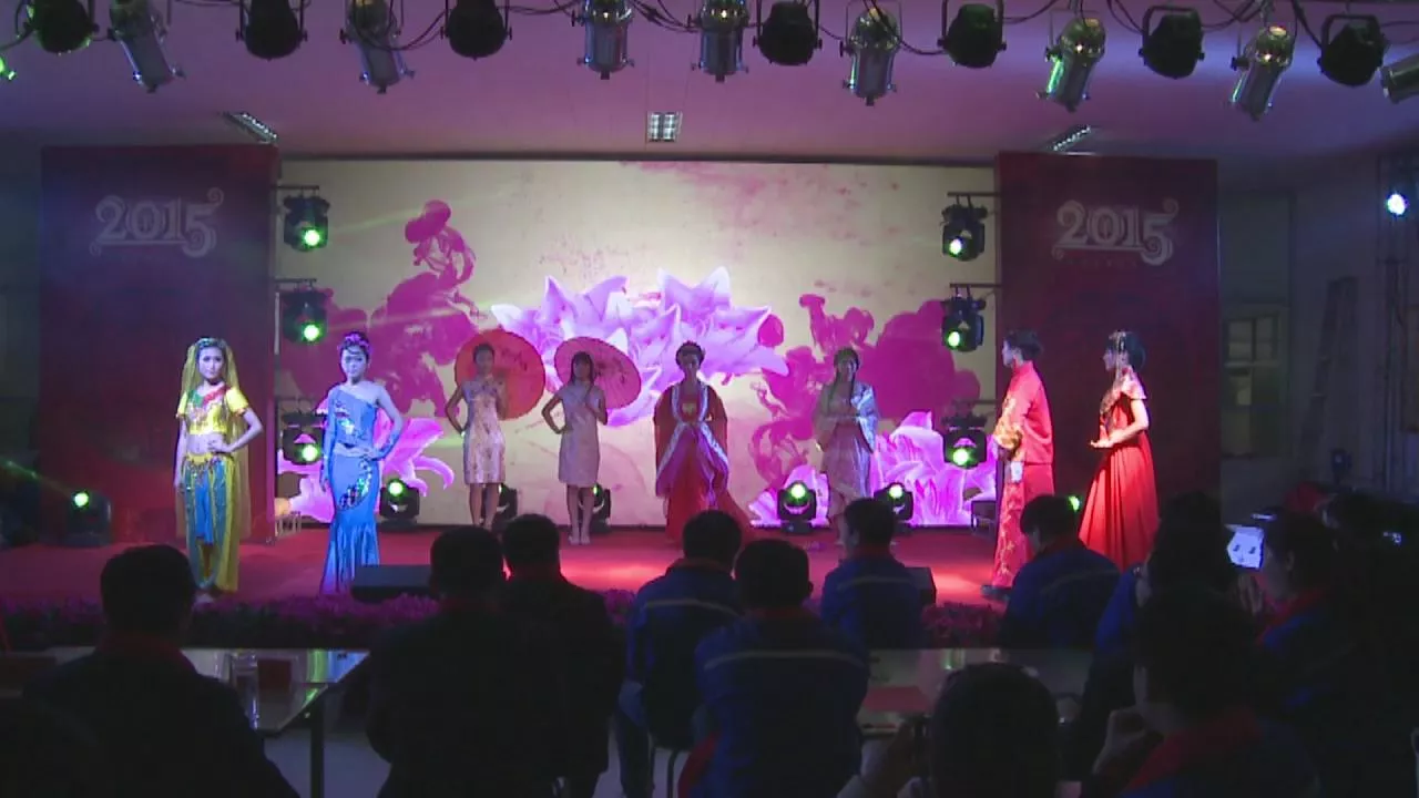Model showcases "Chinese Costume"